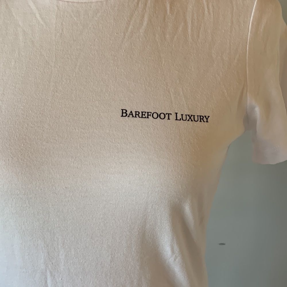 [Barefoot Luxury] White Short Sleeve Shirt - Size Medium - Picture 2 of 4